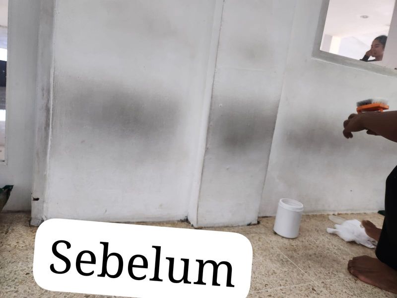 Dinding sebelum dibersihkan