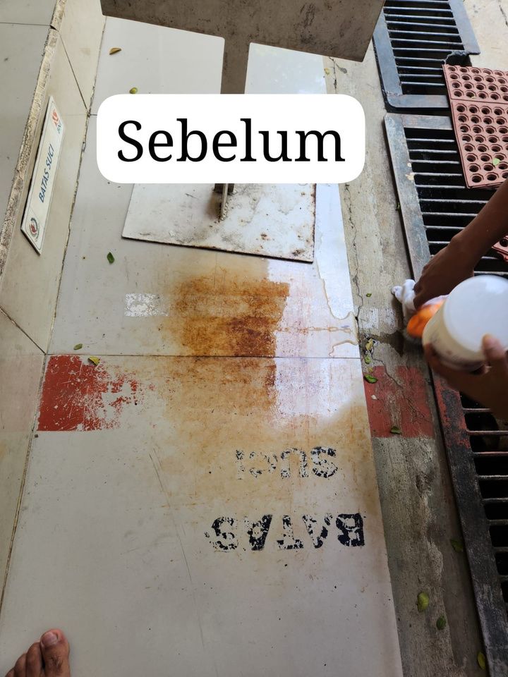 Lantai bernoda sebelum dibersihkan