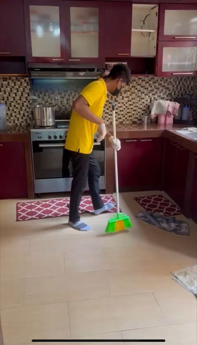 Menyapu area dalam rumah