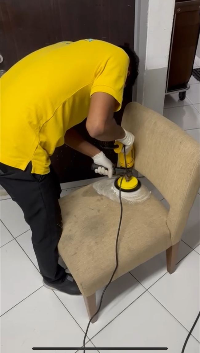 Proses deep cleaning sofa dengan mesin