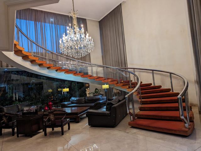 Pembersihan lobby hotel